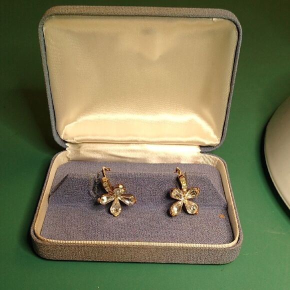 Crown Trifari Gold Tone Metal 4 Leaf Clover Baguettes Rhinestones Clip Earrings - Picture 1 of 10